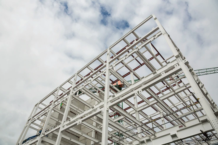 angulo-vision-baja-edificio-scafolding_1252-1176